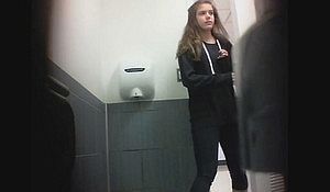 Камера спрятанная в туалете засняла ссущую девушку->