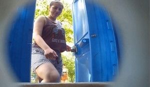 Полнотелая молодка зашла пописать в биотуалет