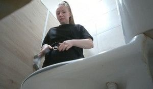 В женском сортире подглядывают за молодой девкой